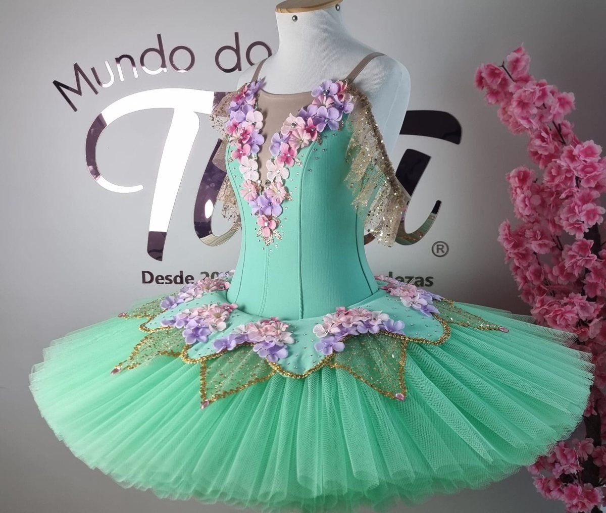 Tutu bandeja verde com flores lilás, feito no ateliê Mundo do Tutu